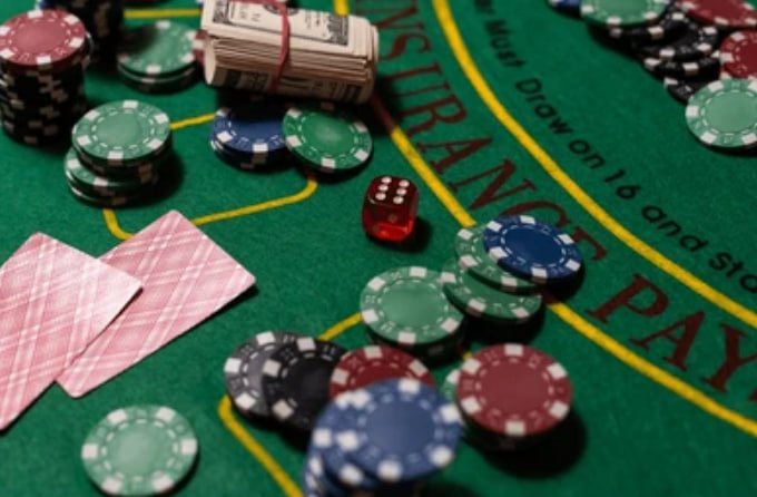 Pengguna memasang taruhan pada pertandingan sepak bola di multibet